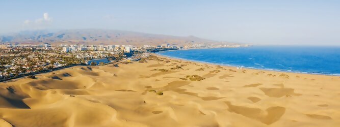 Sanddünen unter dem Leuchtturm Der Leuchtturm von Maspalomas erhebt sich im Süden von Gran Canaria, inmitten eines Küstenabschnitts, der zu den meistbesuchten Touristengebieten Europas zählt. Von Düne zu Düne - der Strand von Maspalomas. In Maspalomas, Playa del Inglés und Meloneras gibt es viele Hotels und Ferienwohnungen sowie unzählige attraktive Möglichkeiten für Tag- und Nachtaktivitäten, um den Aufenthalt am und um den Strand angenehm zu gestalten. Seit die ersten Besucher erkannten, dass schönes Wetter hier eine tägliche Gewohnheit war, hat der Leuchtturm von Maspalomas Tausende von Sonnentagen, Flitterwochen, Schwimmen und Strandspaziergängen gezählt.